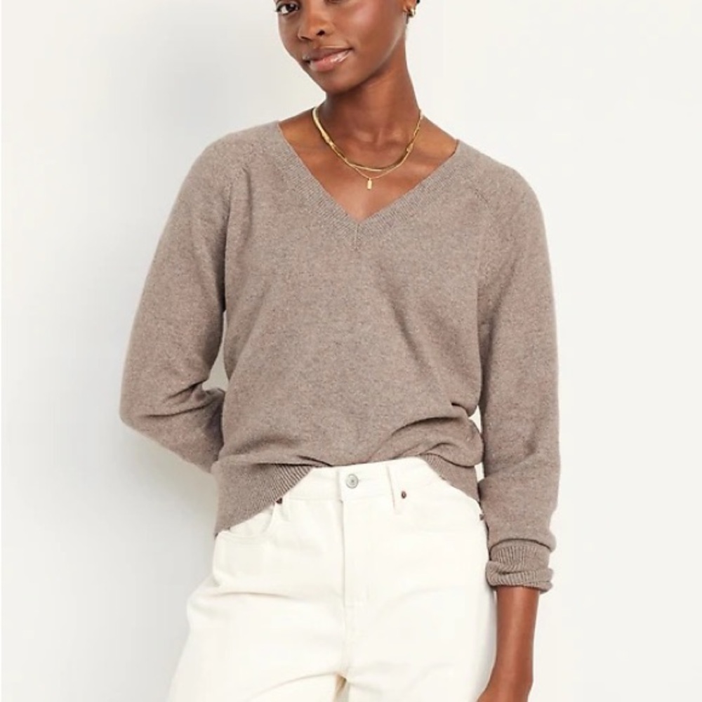 NWT Old Navy SoSoft V-neck sweater